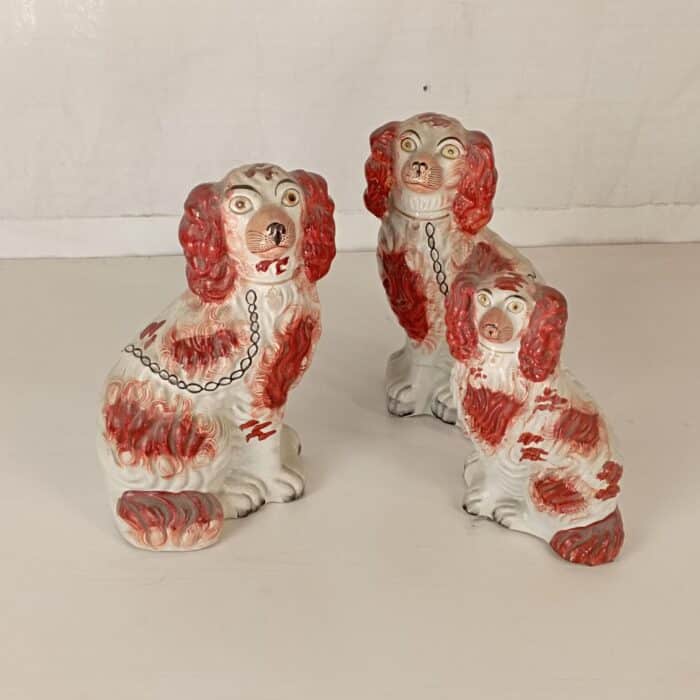 Gruppo di 3 Cani in ceramica dipinta Negozio Cambiago