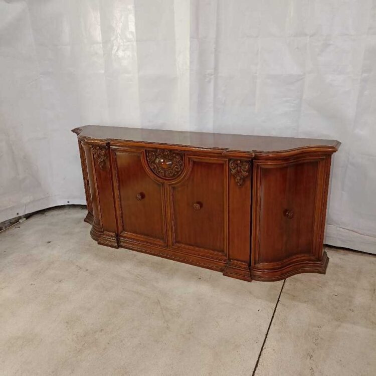 Credenza con intagli tinta Noce