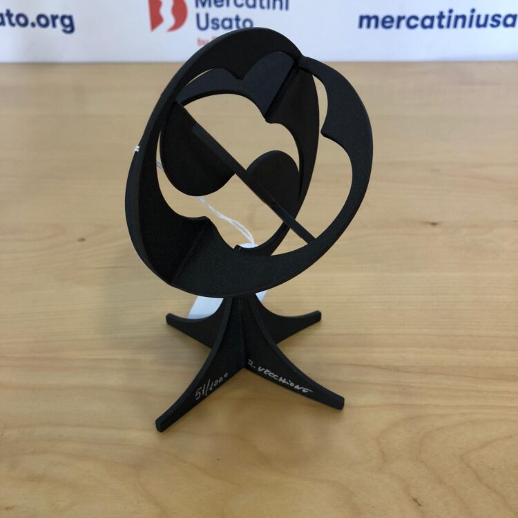 Scultura astratta in peltro laccato nero
