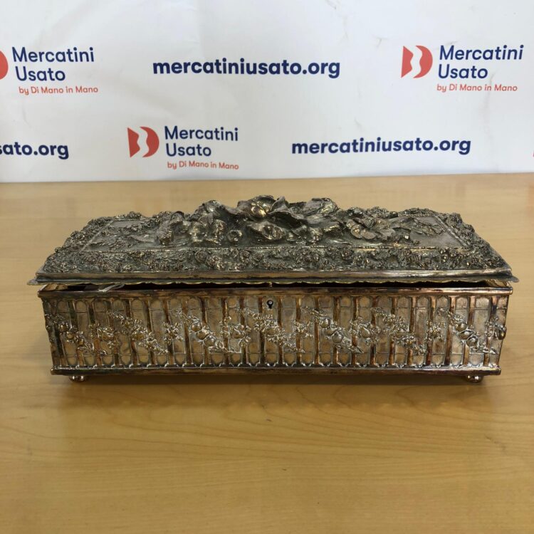Cofanetto in metallo sbalzato