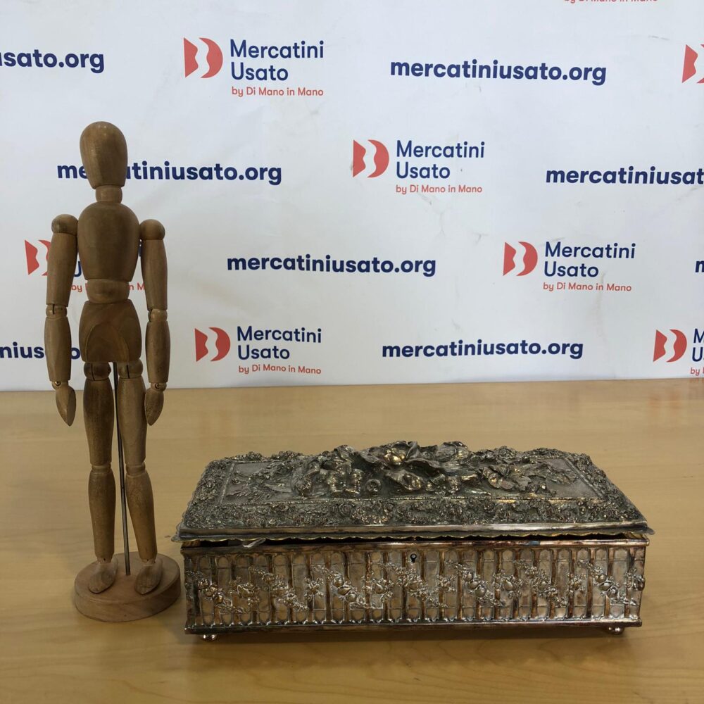 Cofanetto in metallo sbalzato - immagine 2