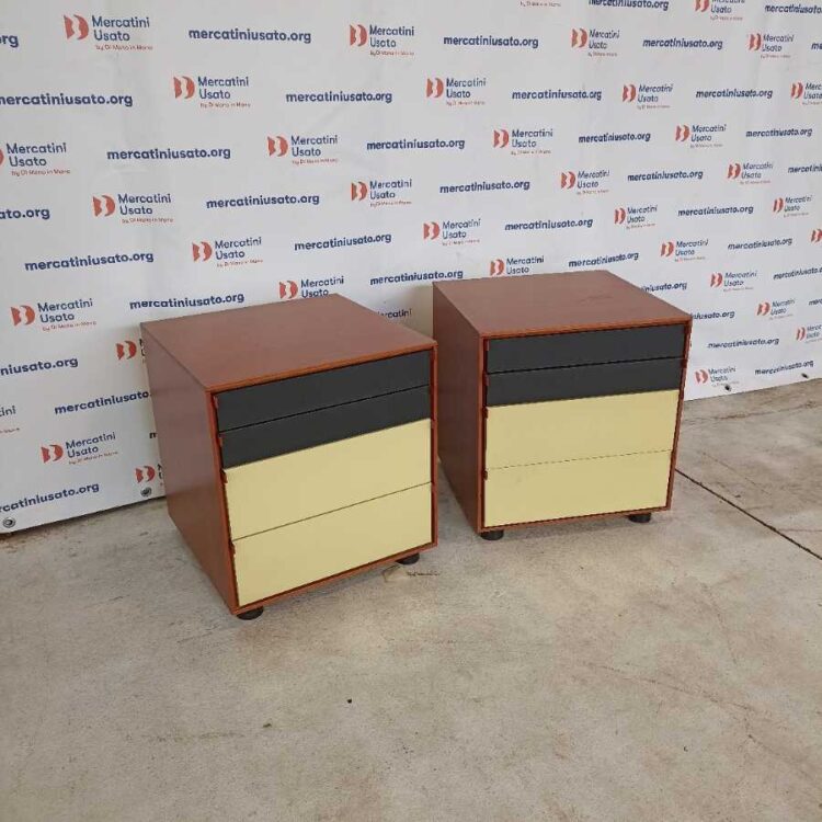 Coppia di Comodini Design Post moderno