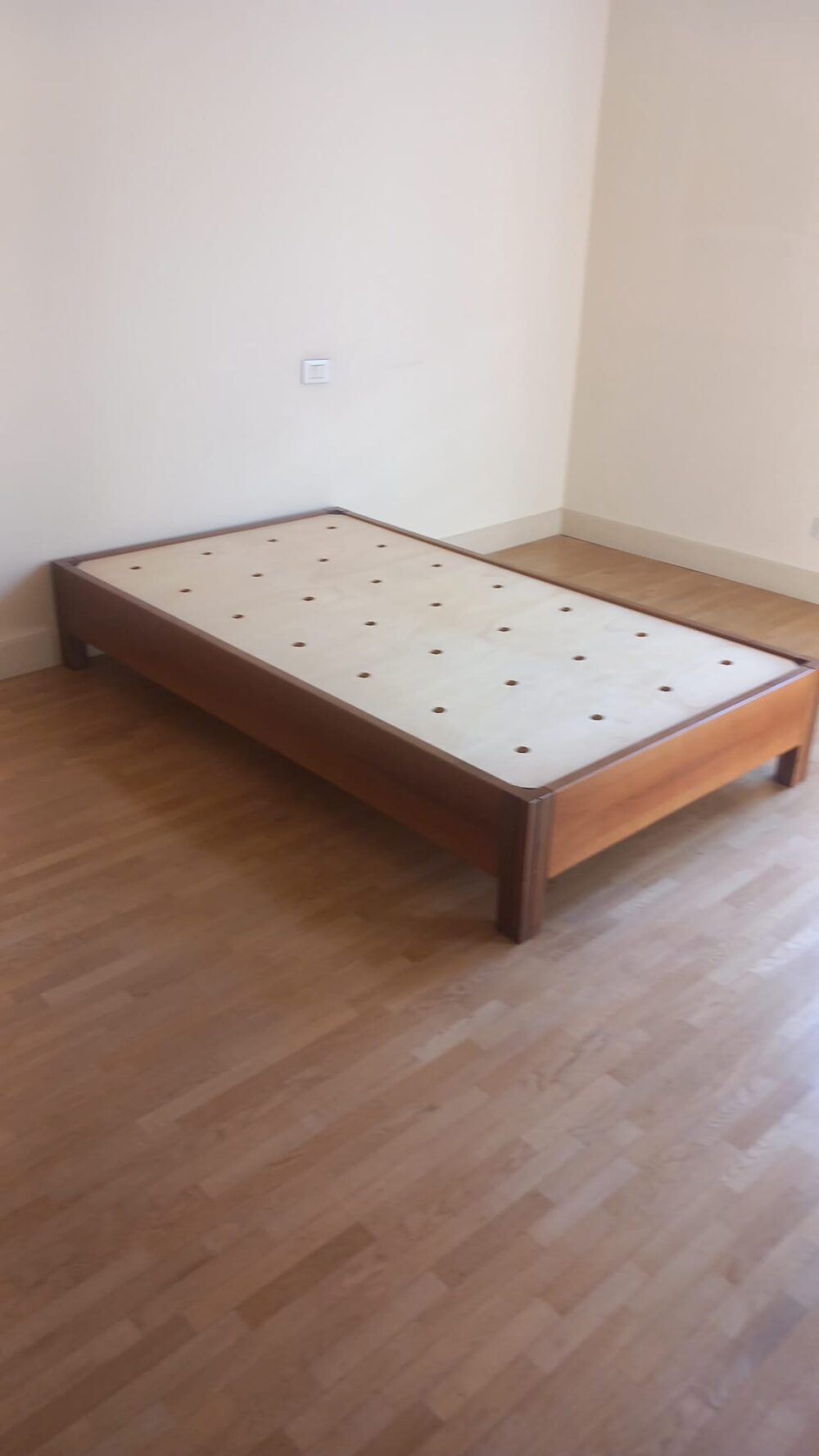 Letto in legno con rete