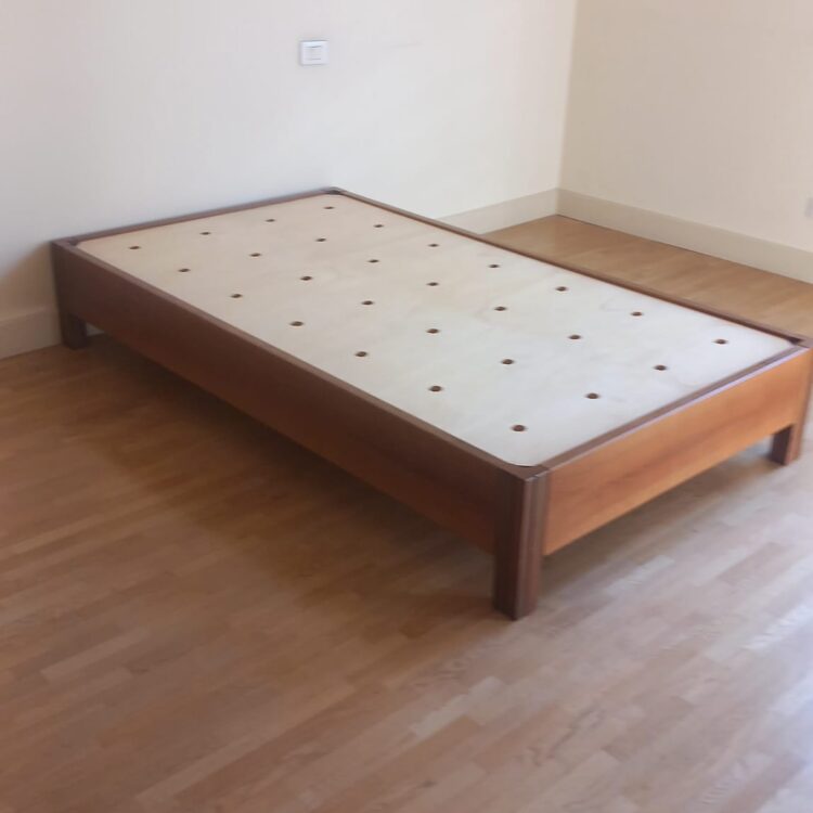 Letto in legno con rete