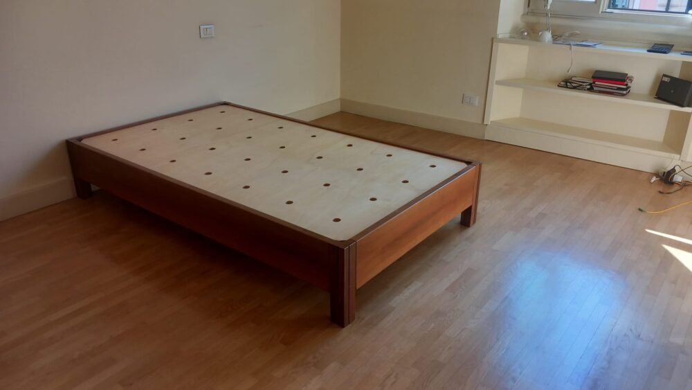 Letto in legno con rete - immagine 2