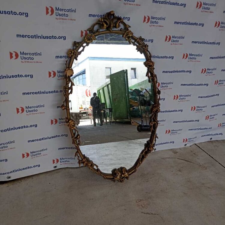 Specchio dorato e intagliato in stile