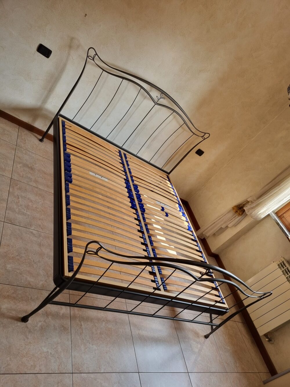 Letto matrimoniale in ferro con rete