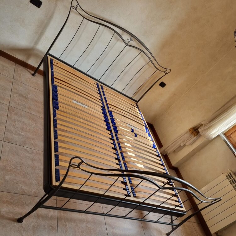 Letto matrimoniale in ferro con rete