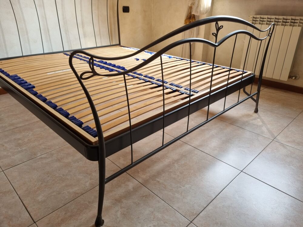 Letto matrimoniale in ferro con rete - immagine 2