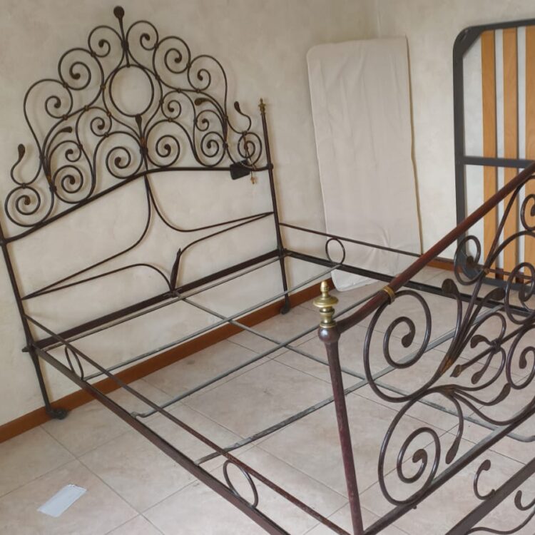 Letto in ferro dorato una piazza e mezza