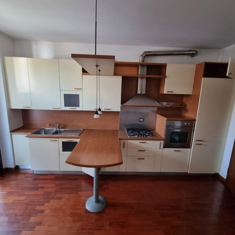 Cucina completa con penisola