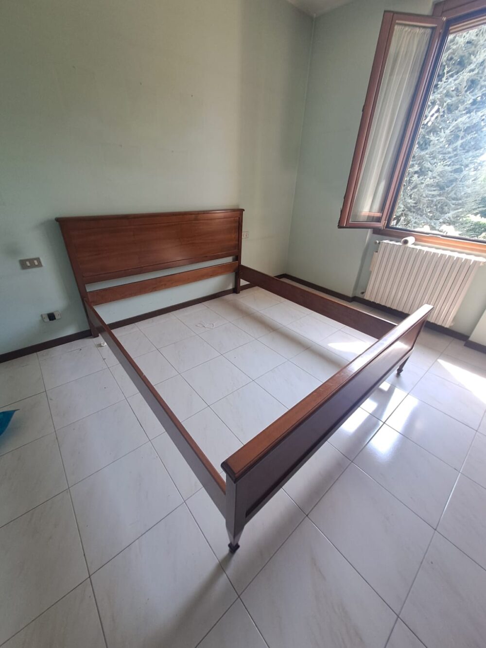 Letto matrimoniale in stile Arte Povera