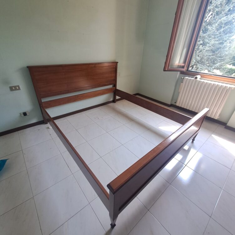 Letto matrimoniale in stile Arte Povera
