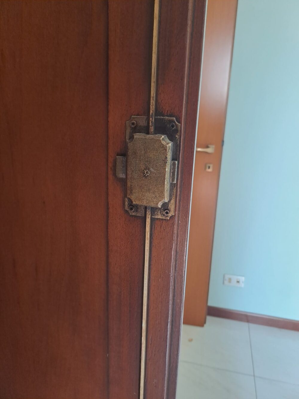 Armadio 5 ante stile Arte Povera - immagine 8