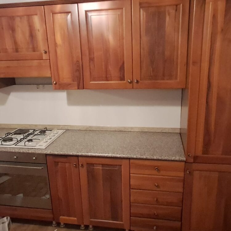 Cucina lineare con ante in legno