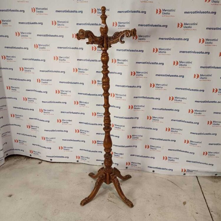 Appendiabiti intagliato in stile