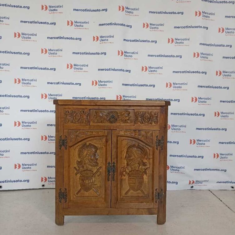 Angoliera Rustica da Baita in Legno Intagliato