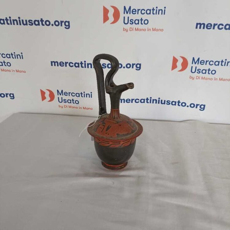 Brocca in stile con figure rosse