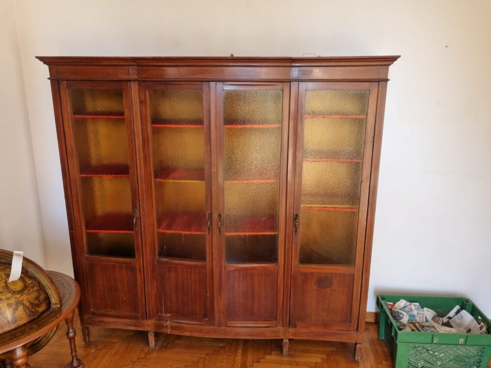 Libreria con ante in vetro prima metà 900