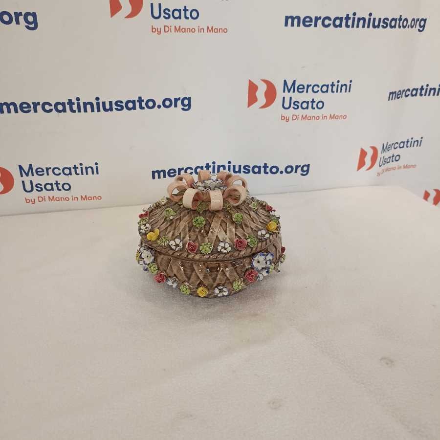 Scatola portabiscotti in ceramica di Capodimonte