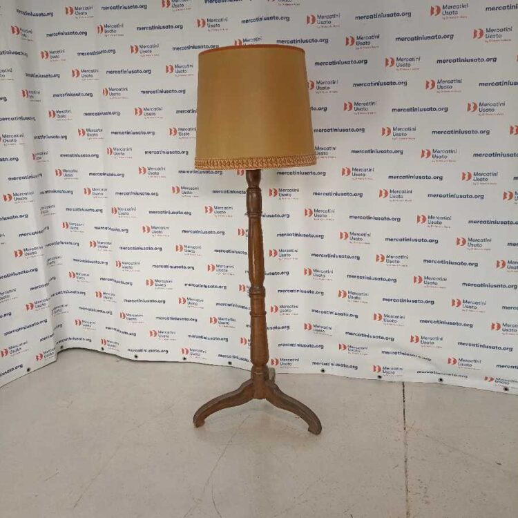 Lampada da terra in stile primi 900