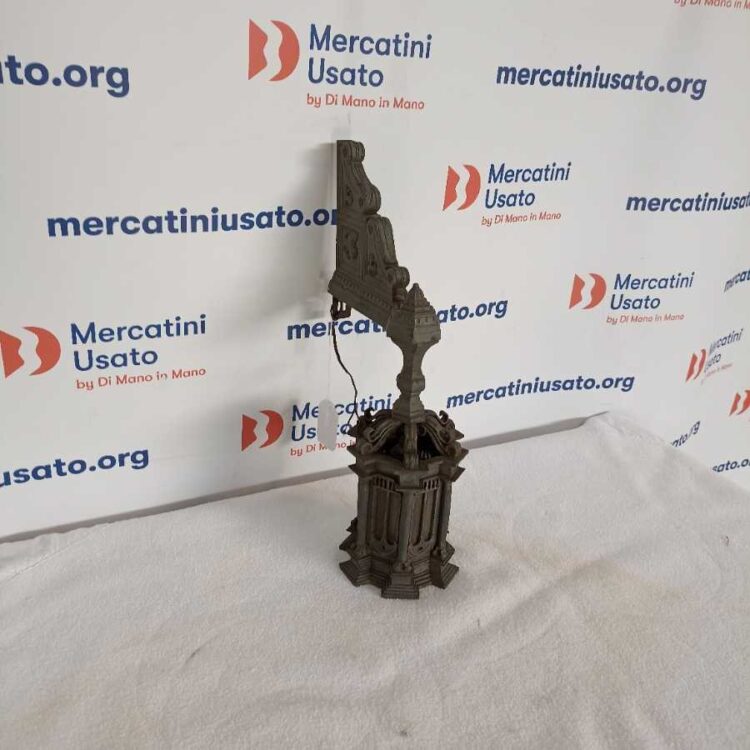 Lanterna da cimitero in stile Neogotico