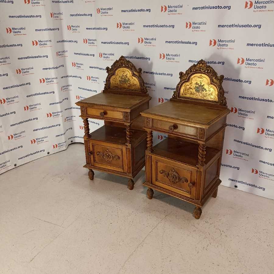 Coppia di Comodini intagliati e decorati