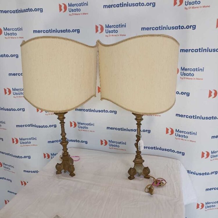 Coppia di candelieri in bronzo elettrificati.