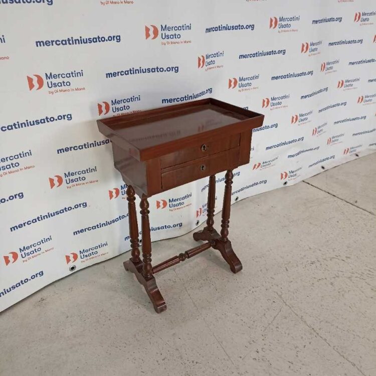 Tavolino da lavoro in stile