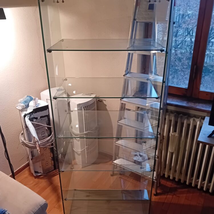 Vetrina con ripiani interni