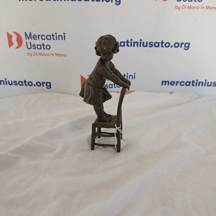 Bronzetto di Bambina sulla seggiola