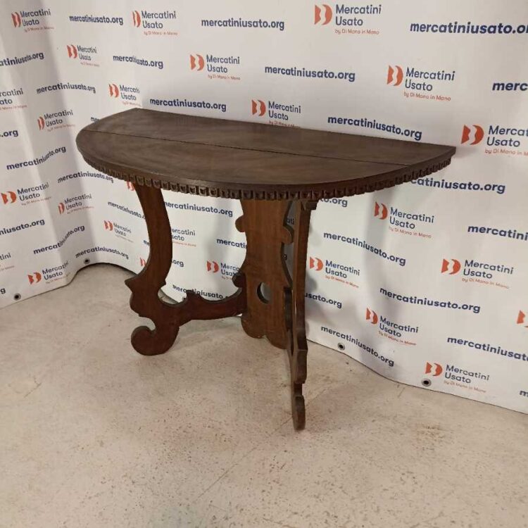 Consolle in stile con intagli