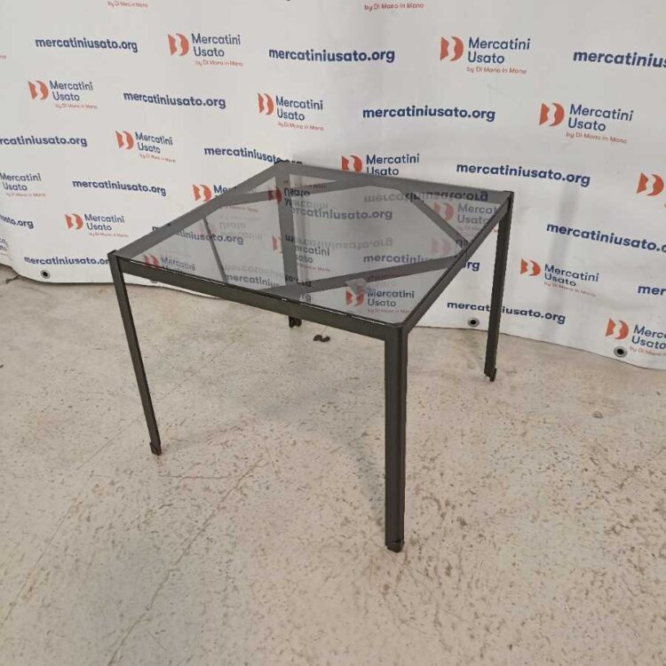 Tavolino in ferro con piano in vetro