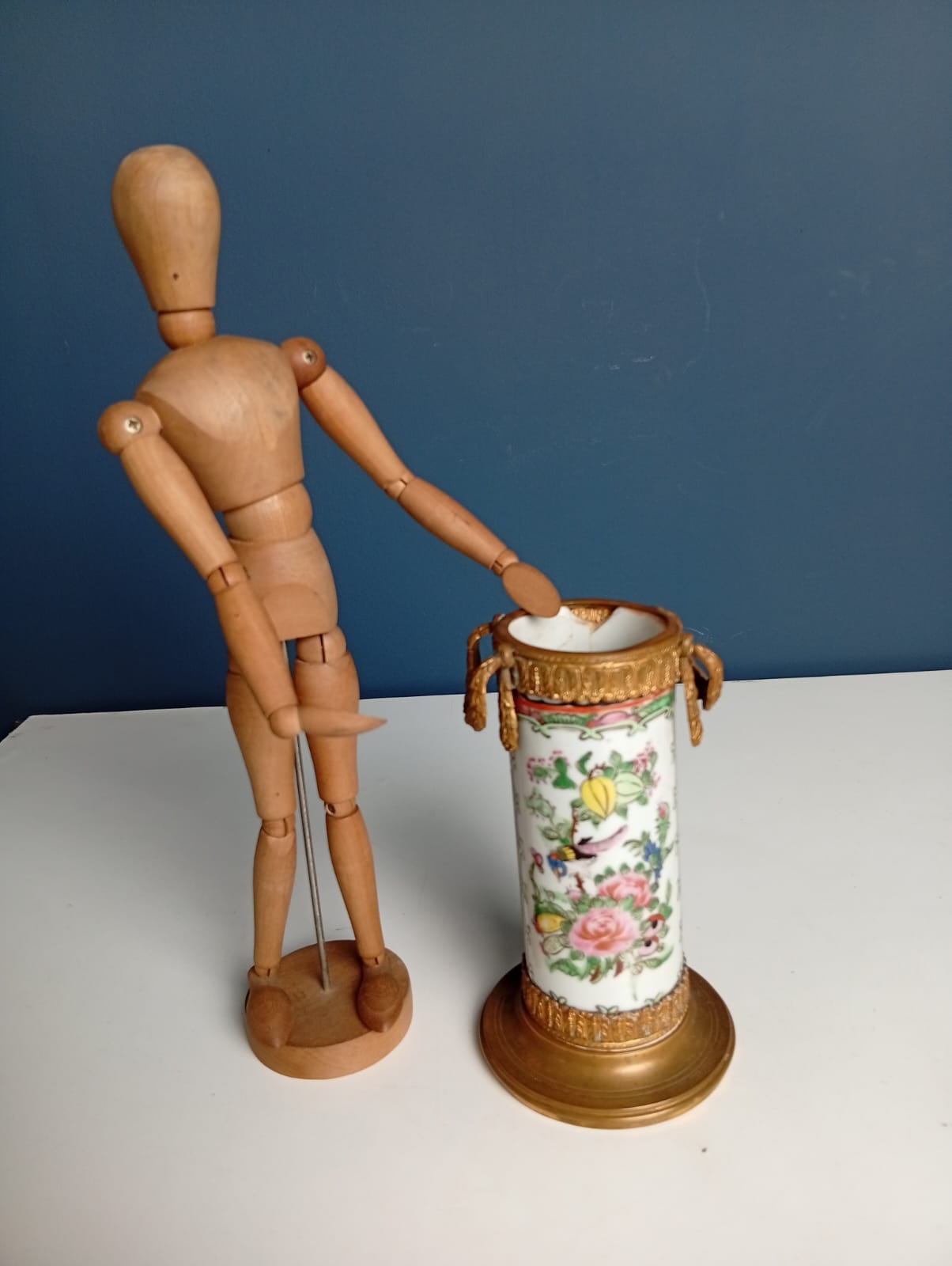 Vaso in porcellana montato su bronzi dorati - immagine 2