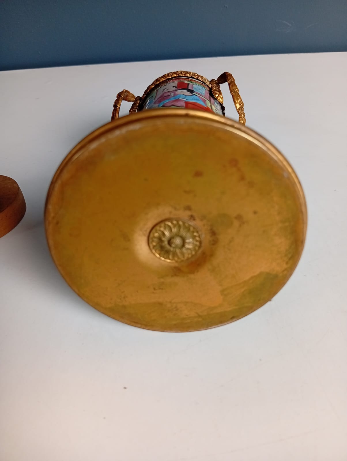 Vaso in porcellana montato su bronzi dorati - immagine 5