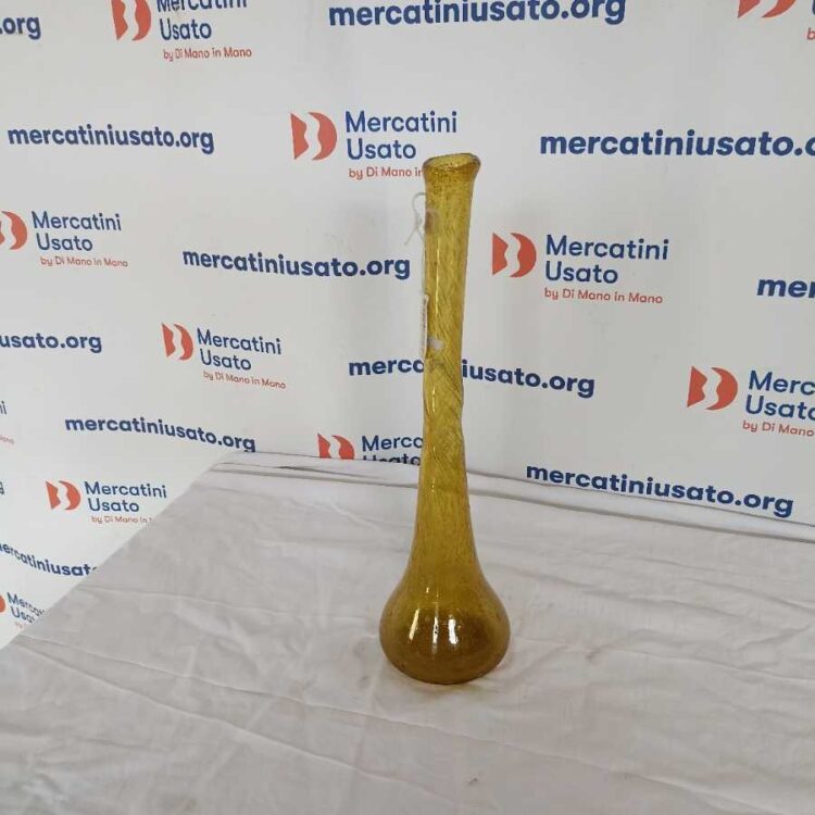 Vaso in vetro soffiato giallo