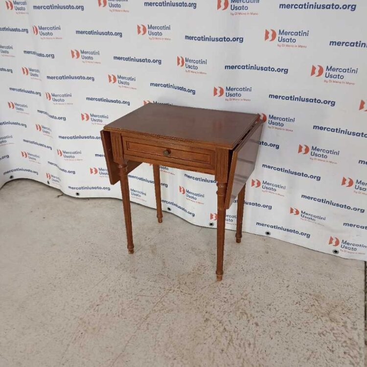 Tavolino con bandelle in stile