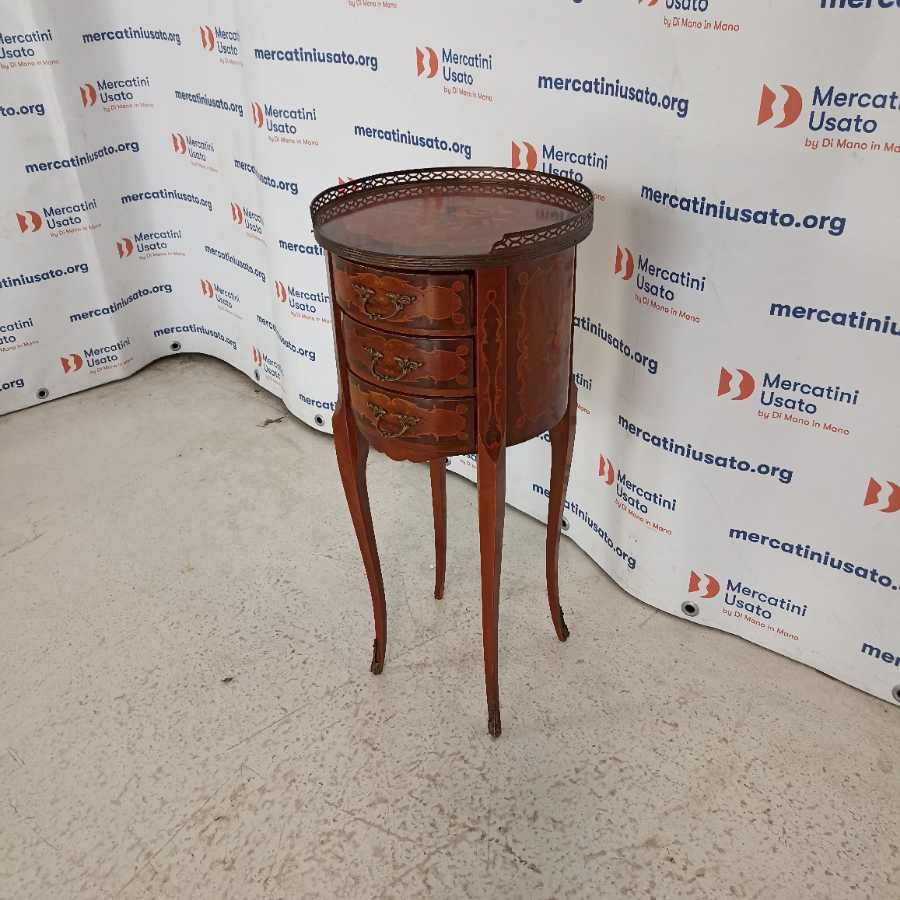 Comodino stile Luigi XV con gamba alta