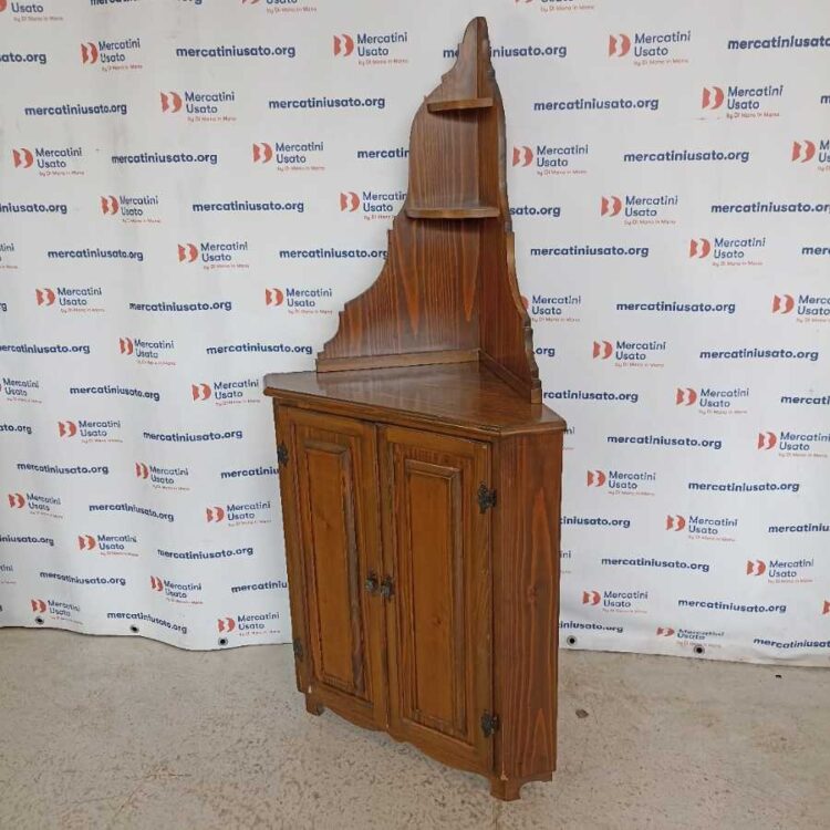 Angoliera con piattaia in stile