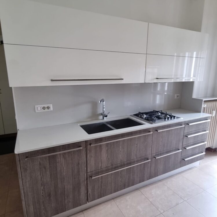 Cucina lineare grigia e bianca