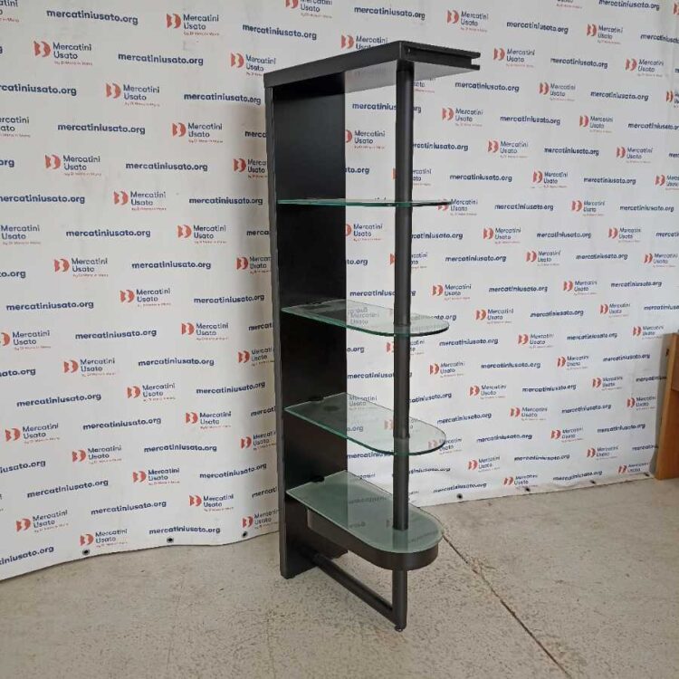 Scaffale con ripiani in vetro