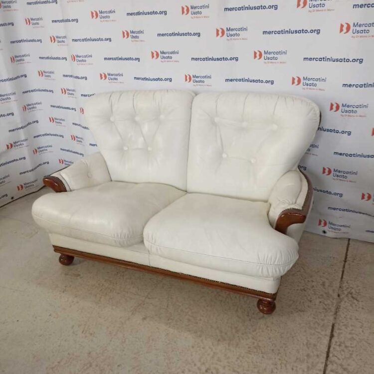 Divano 2 posti stile Chesterfield