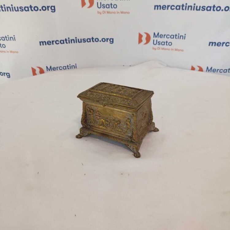 Scrigno In Ottone Con Scene Agresti In Rilievo