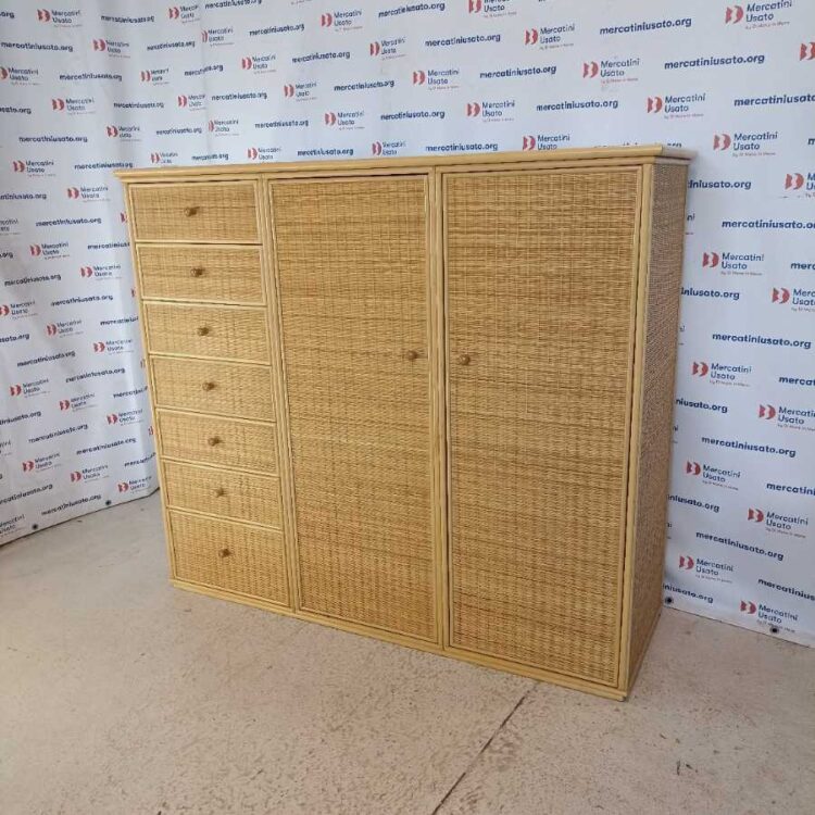 Armadio Vintage rivestito in midollino