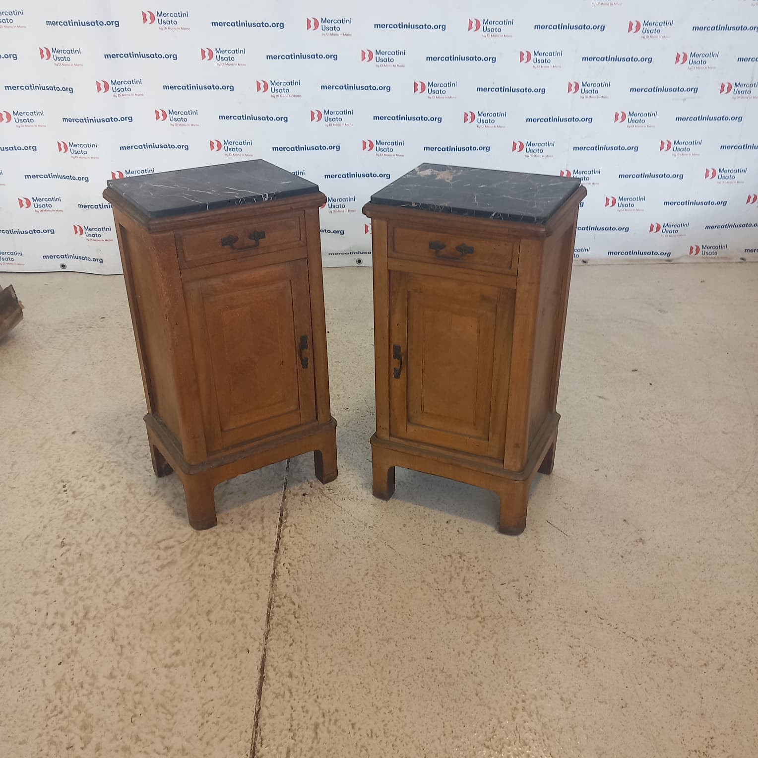 Coppia di Comodini Liberty con Piano in Marmo