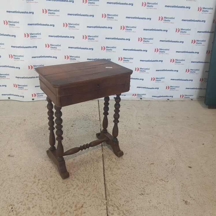 Tavolino da lavoro in noce antico