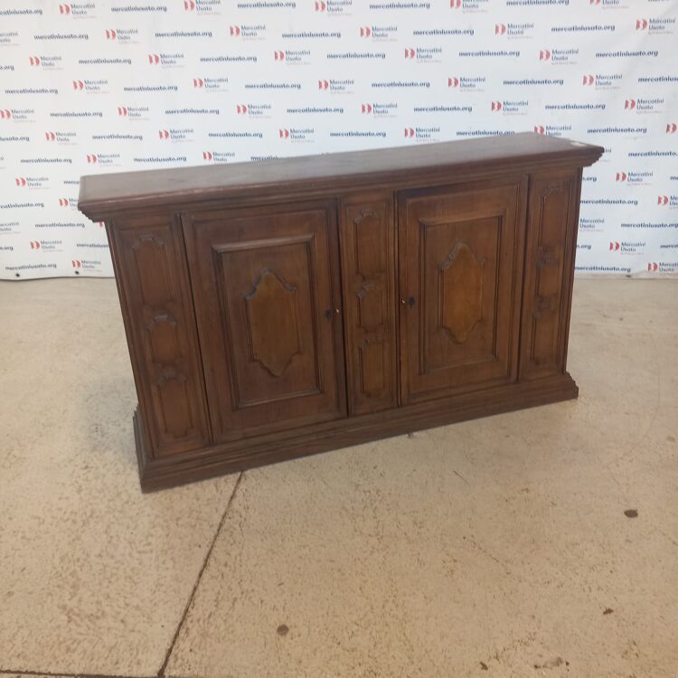 Credenza in Noce con Ante Intagliate