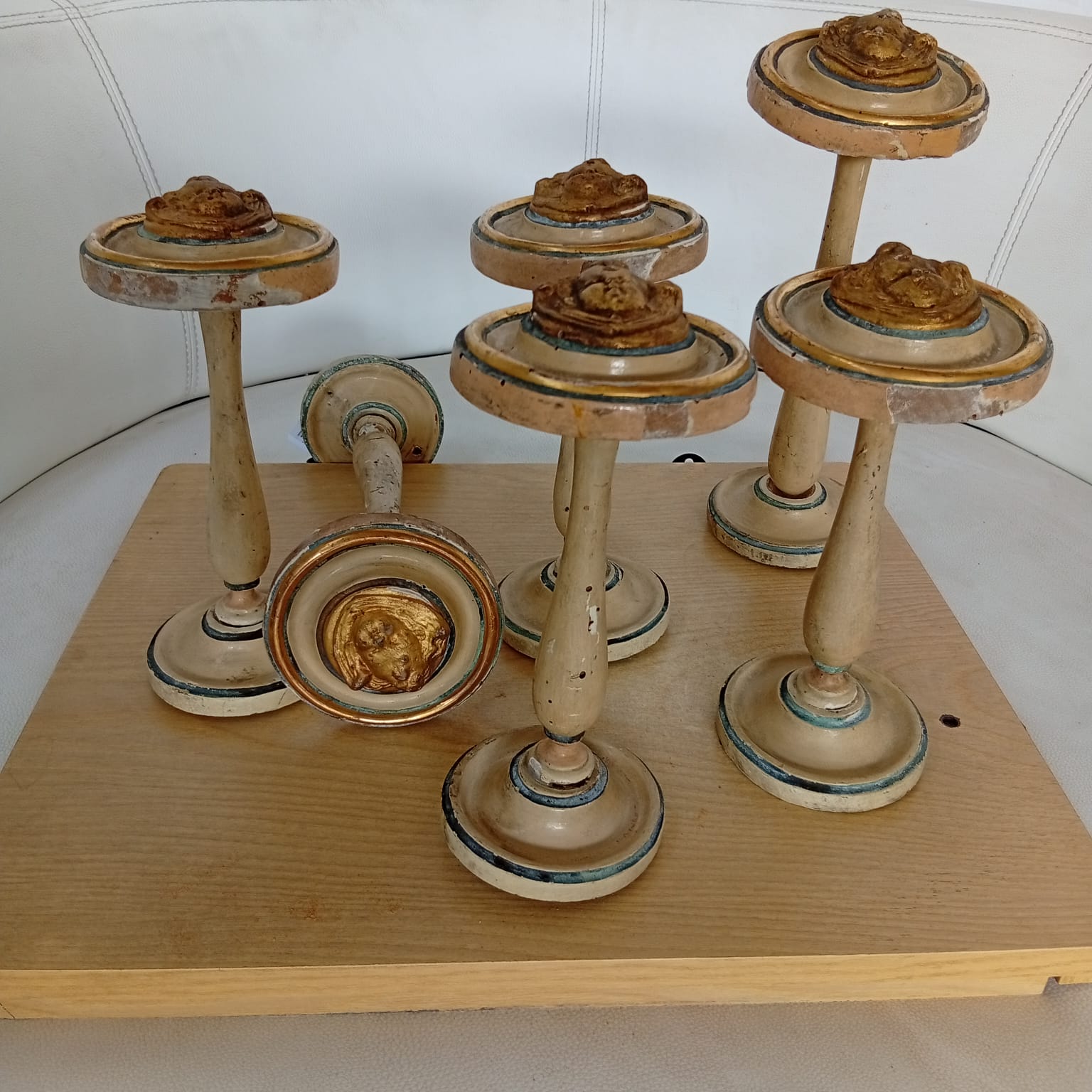 Gruppo Di 6 Cappelliere In Legno Tornito