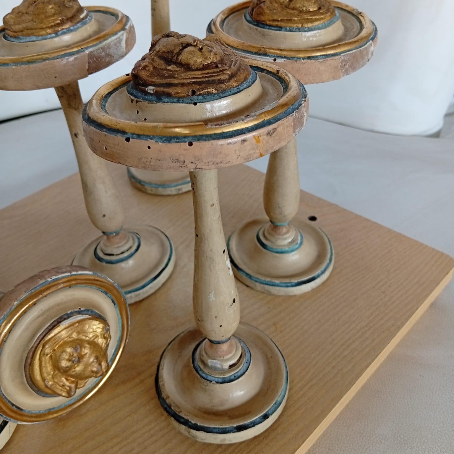 Gruppo Di 6 Cappelliere In Legno Tornito - immagine 5