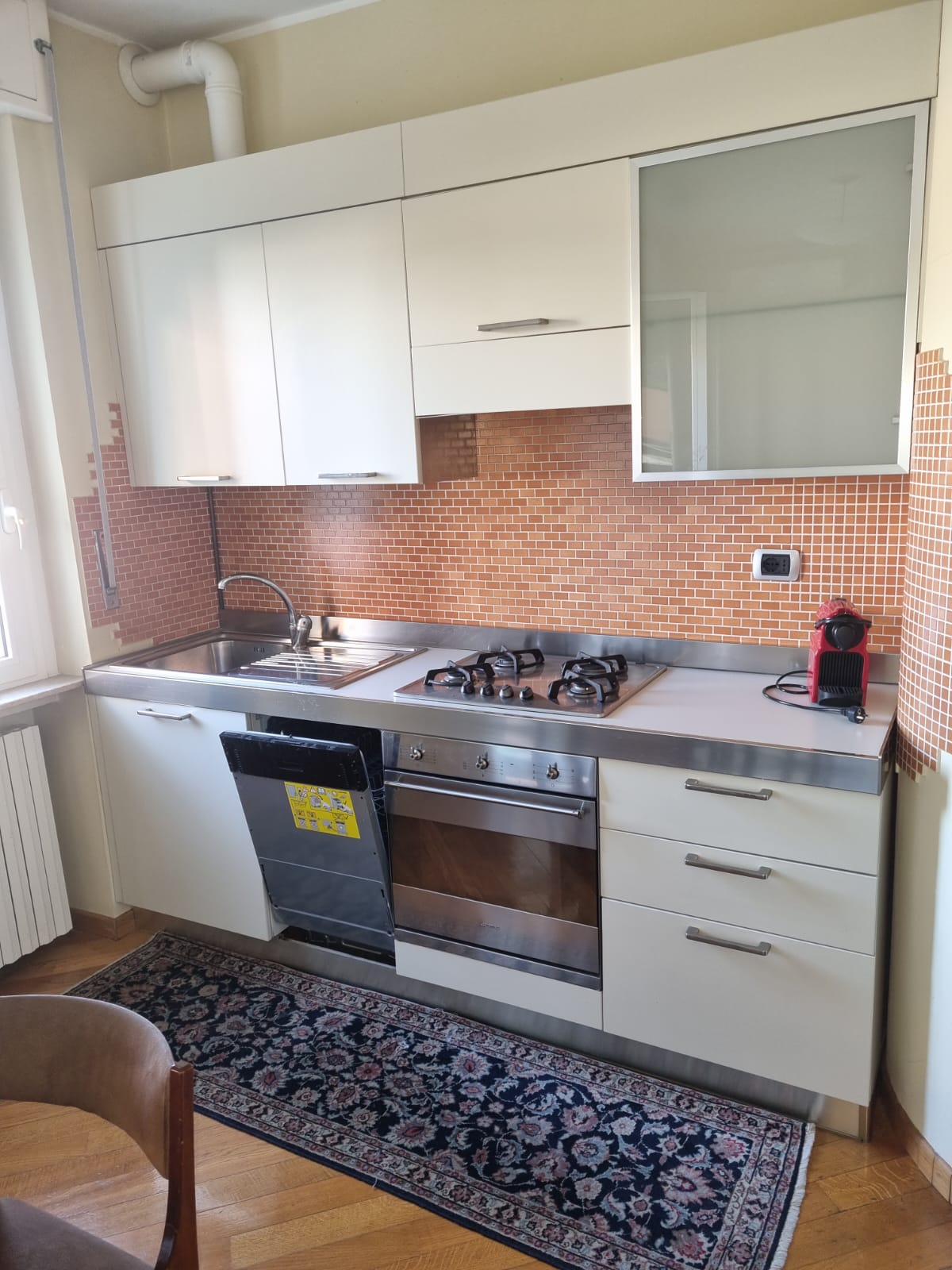 Piccola Cucina lineare con elettrodomestici